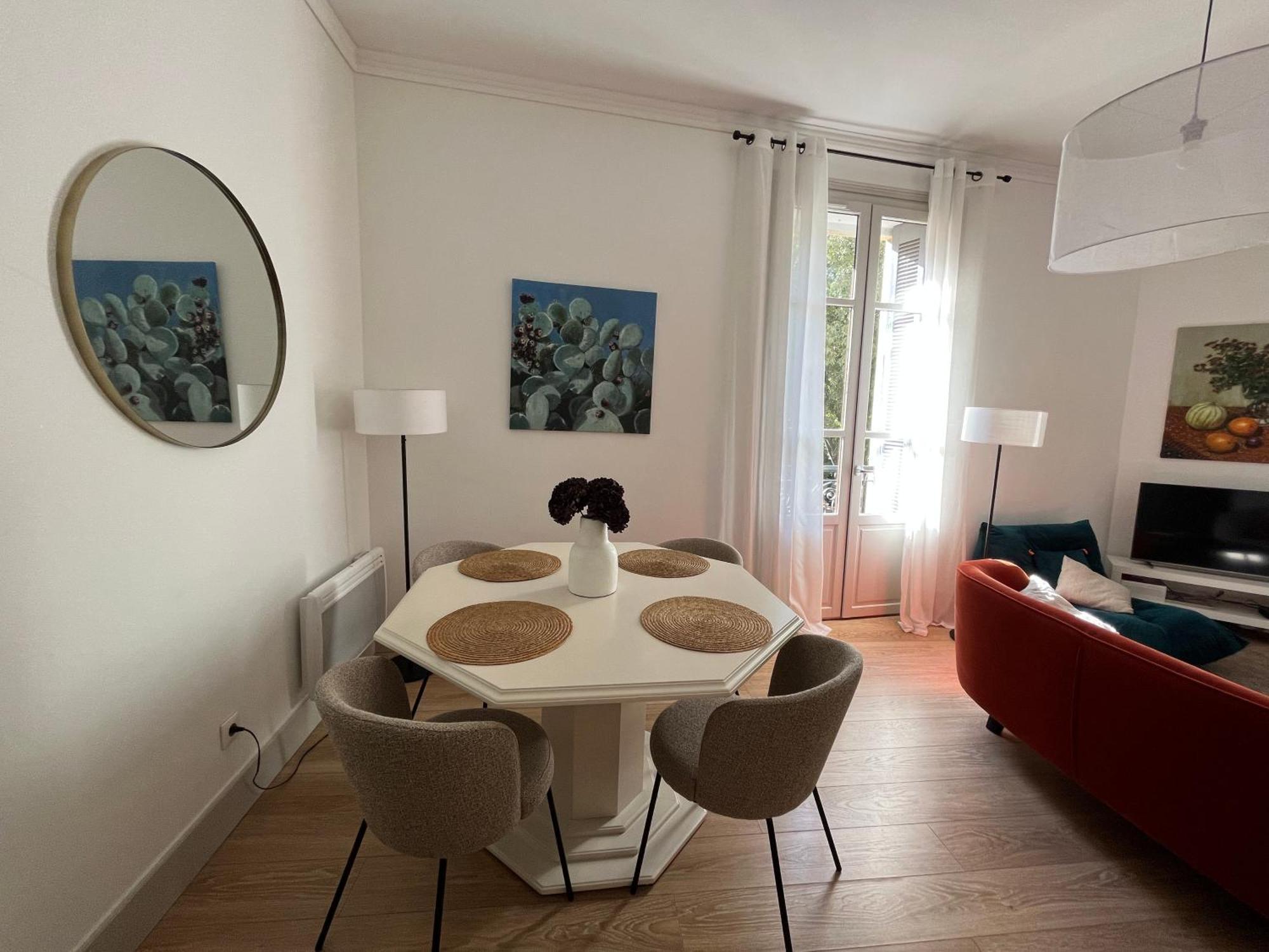 Nimes , appartement rénové dans immeuble classé. Extérieur photo